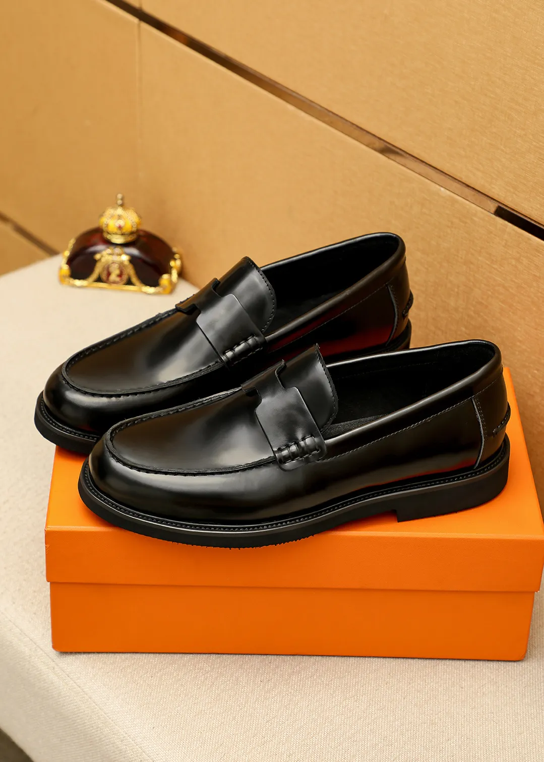 Men's shoes 💰460 💐 Product trademark: HERMES "Hermès" casual leather shoes Regular size: 38-44 (45.46🉑️customized) Product materials: Selected imported first-layer open-edge beaded cowhide leather upper + luxury hardware buckle, imported water-dyed 🐂 cowhide lining. Strong three-dimensional visual effect, foam outsole Color: 4⃣️colors available